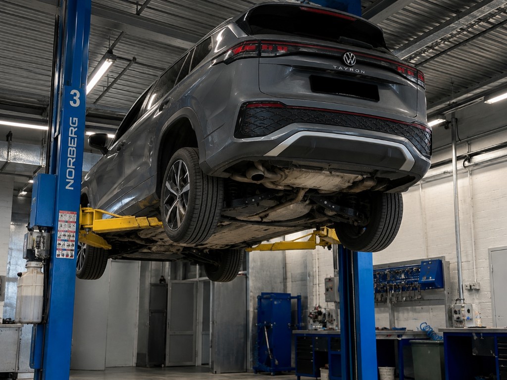 Volkswagen Tayron на подъёмнике, осмотр днища